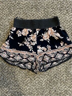 Angie Black Floral Elastic-Waist Shorts with Peach Accents Size Girls L